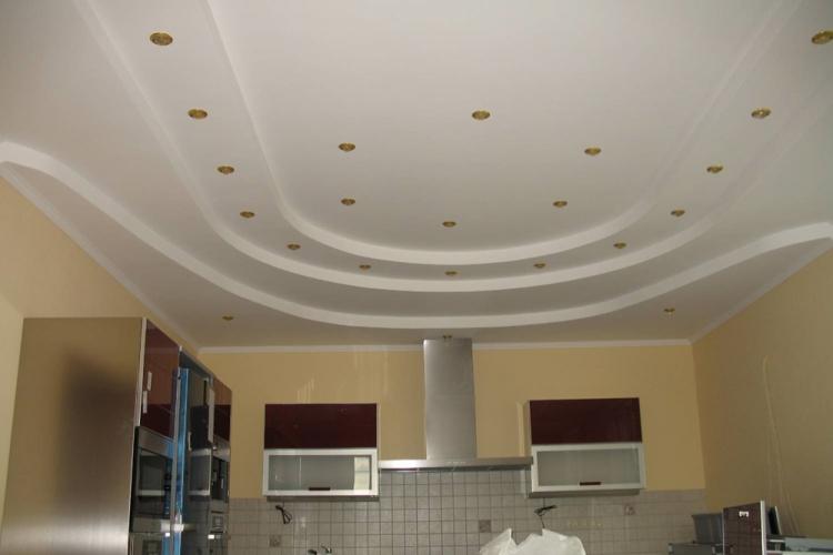 Spots - Plafonnier en plaques de plâtre dans la cuisine