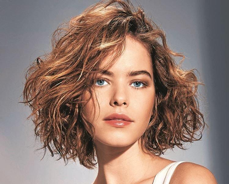 Boucles décontractées - Coiffures de tous les jours pour cheveux mi-longs