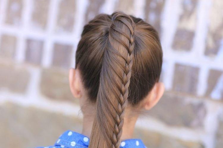 Queue de cheval en toile d'araignée lisse - Styles de cheveux moyens pour les filles