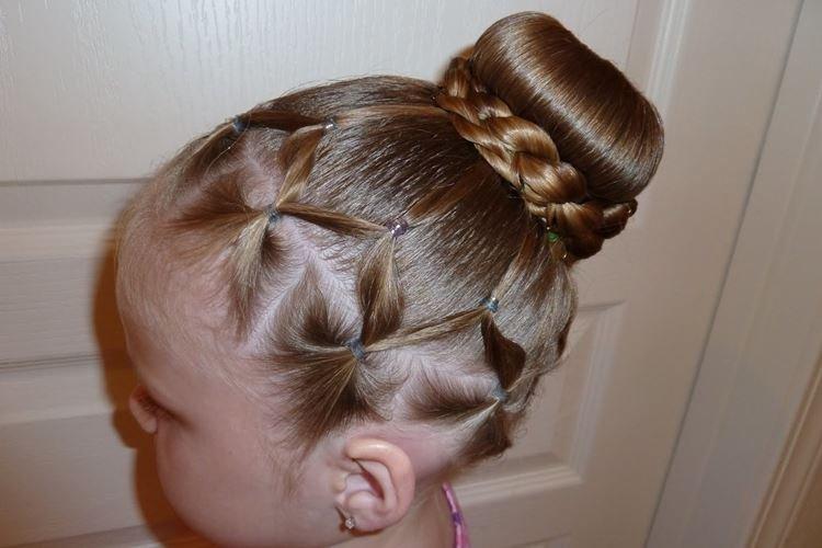 Chignon toile d'araignée - Styles de cheveux moyens pour les filles