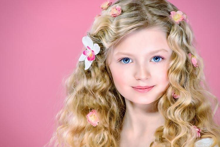 Boucles avec des fleurs - Coiffures pour cheveux mi-longs pour filles