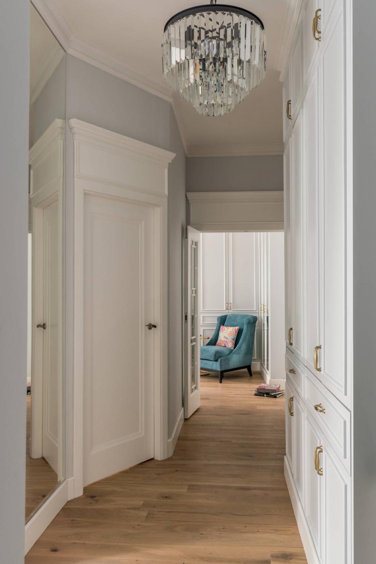 Couloir étroit dans un style classique - Design d'intérieur