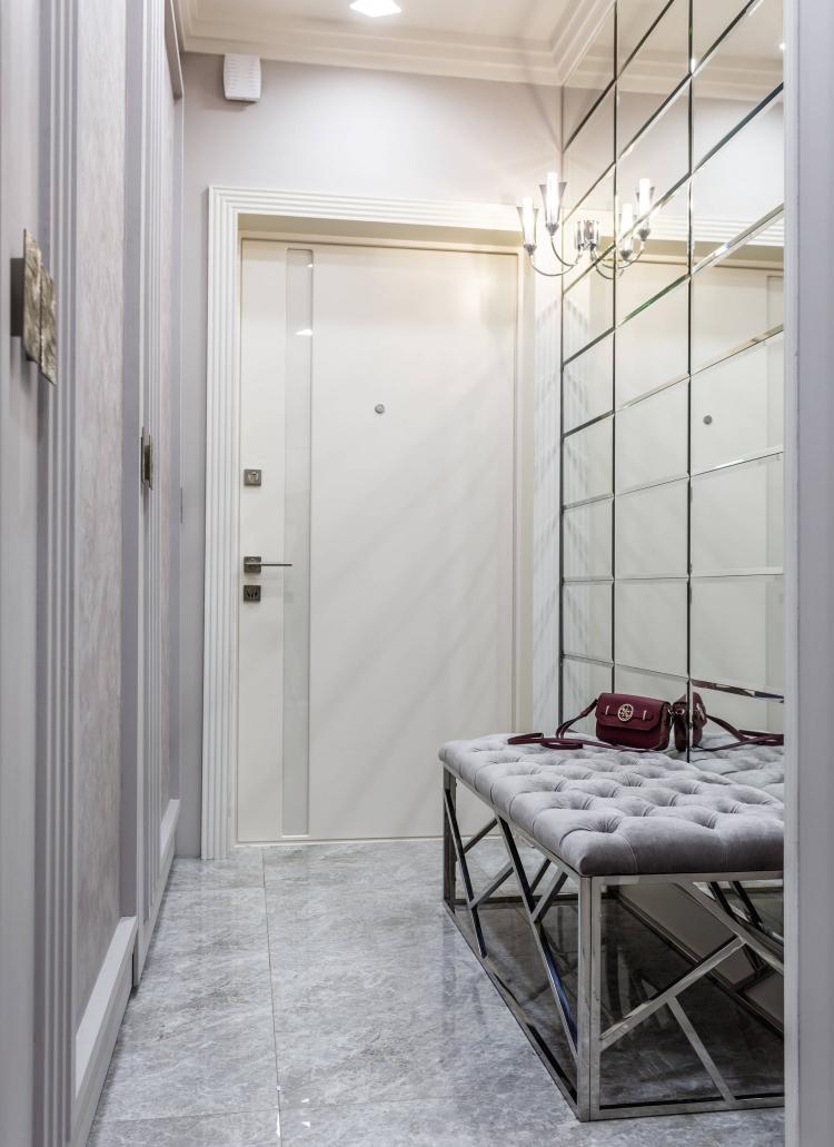 Conception de couloir dans un style classique - photos d'intérieurs réels