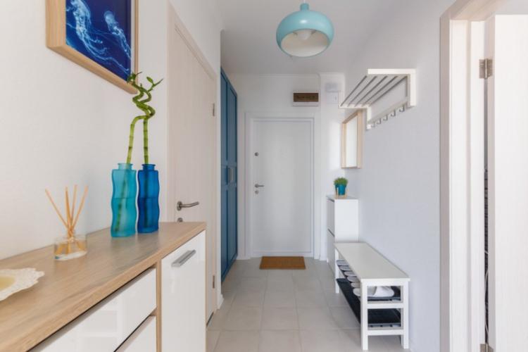 Couloir blanc dans un style moderne - Design d'intérieur