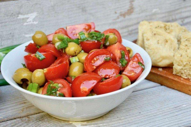 Salade de tomates aux olives - Salades simples et délicieuses pour toutes les occasions