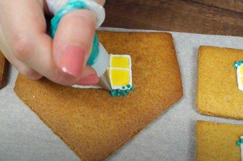 Maison en pain d'épice DIY avec glaçage protéiné en poudre - recette étape par étape