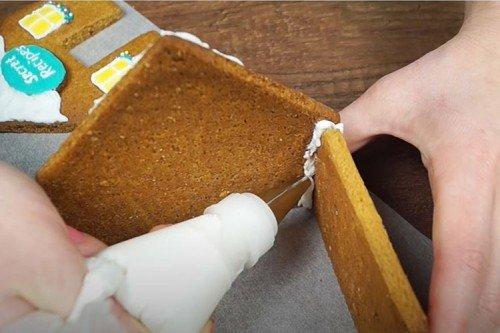 Maison en pain d'épice DIY avec glaçage protéiné en poudre - recette étape par étape