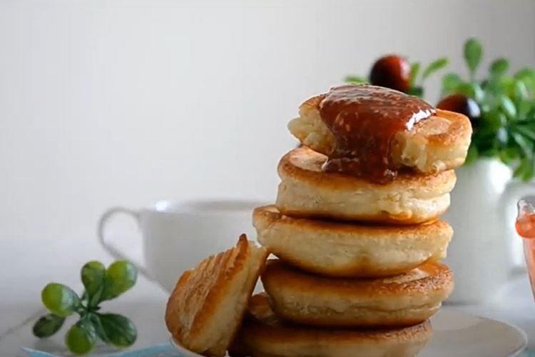 Crêpes luxuriantes au kéfir et à la levure - une recette étape par étape avec une photo