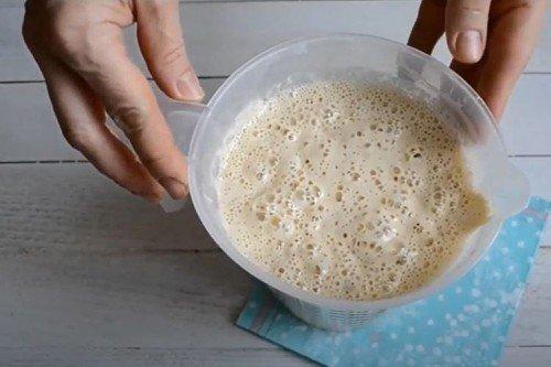 Crêpes luxuriantes au kéfir et à la levure - une recette étape par étape