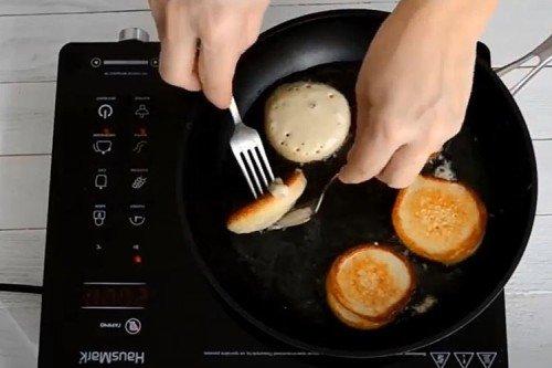 Crêpes luxuriantes au kéfir et à la levure - une recette étape par étape