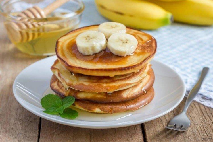 Crêpes à la banane luxuriante avec du lait - recettes