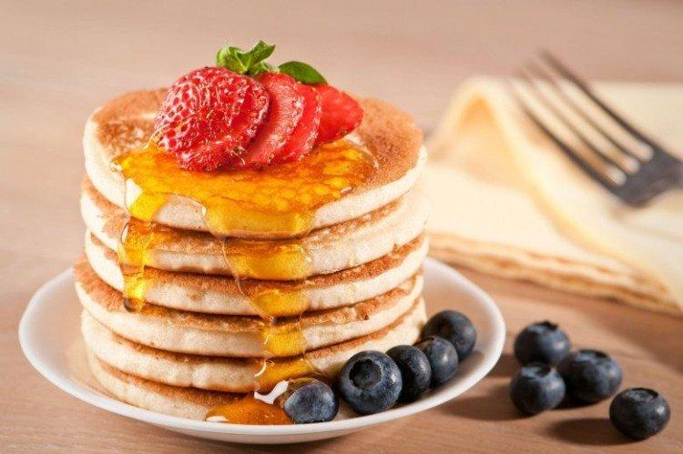 Crêpes au lait canadiennes luxuriantes avec sirop d'érable - recettes