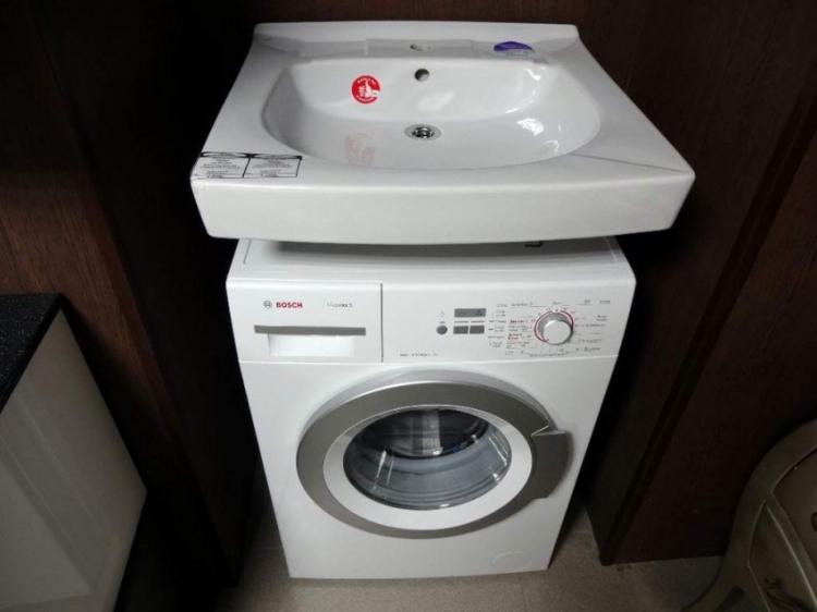 Choisir une machine à laver - Évier au dessus de la machine à laver