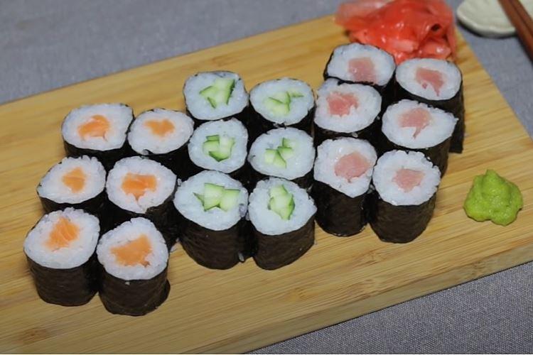 Rouleaux de maki à la maison - une recette étape par étape avec une photo