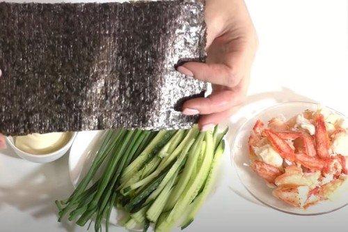 Roll California au crabe à la maison - une recette étape par étape