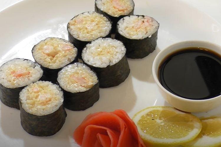 Rouleau épicé aux crevettes à la maison - une recette étape par étape avec une photo