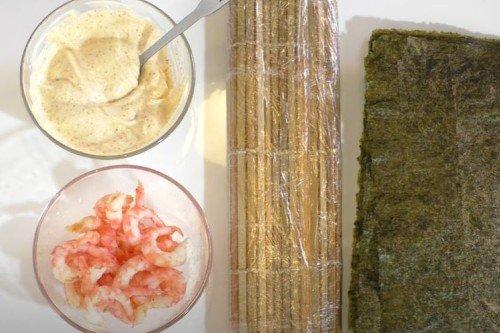 Rouleau épicé aux crevettes à la maison - une recette étape par étape