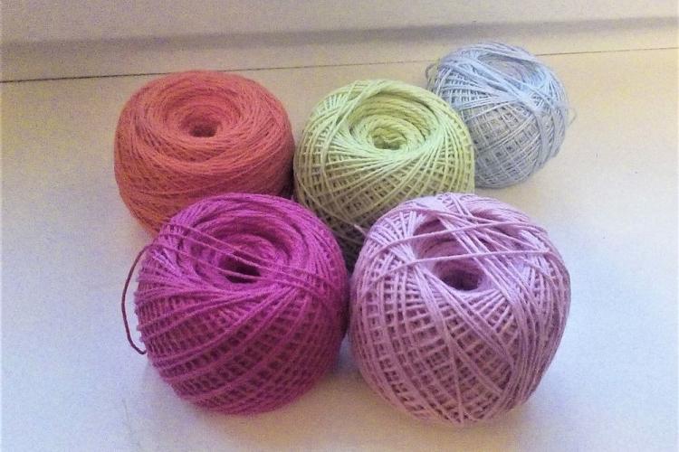 Guirlande avec pelotes de fil - Broderie pour la maison