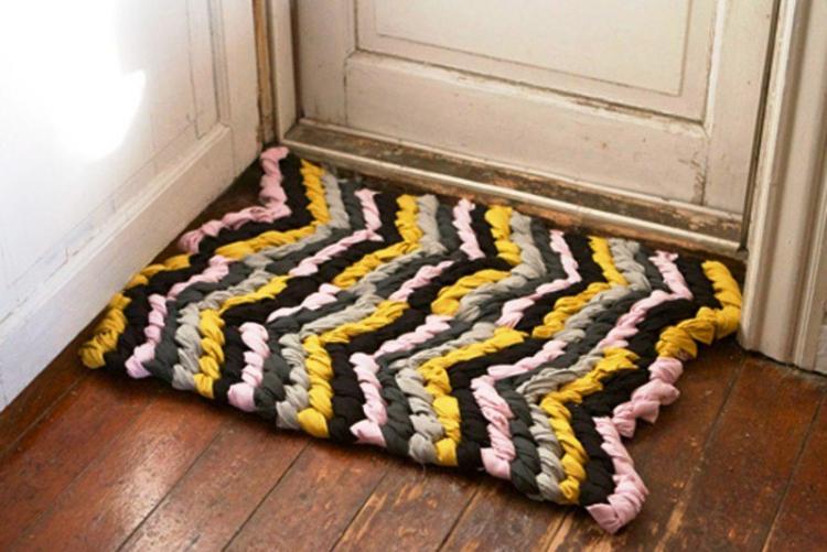 Tapis dans le couloir de vieux vêtements - Travaux d'aiguille pour la maison