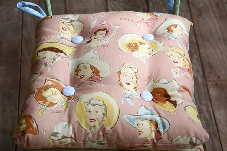 Oreillers avec boutons sur les chaises - Artisanat pour la maison