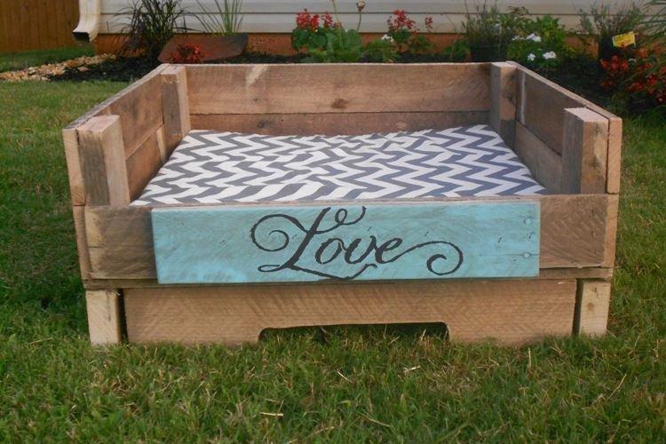 Lit pour chien - Mobilier de jardin en palettes pour donner une photo