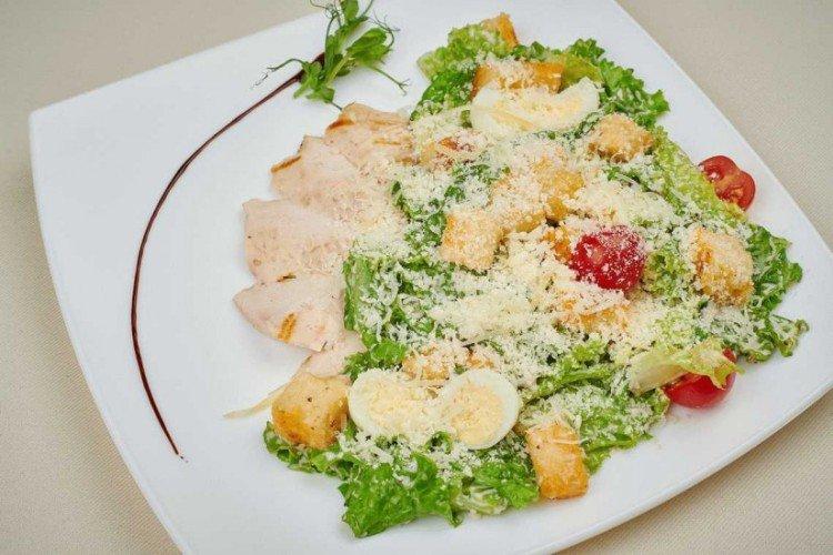 Salade César au poulet et œufs de caille - recettes