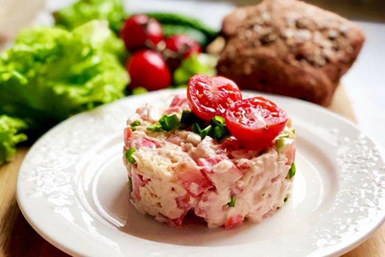 Salade de la mer rouge aux bâtonnets de crabe et avocat - recettes