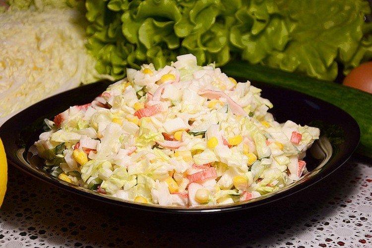 Salade aux bâtonnets de crabe et au chou - une recette classique