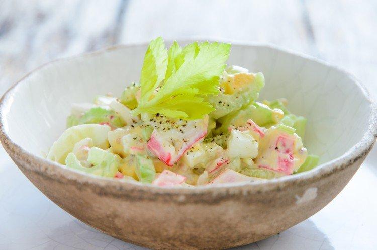 Salade de bâtonnets de crabe, chou et céleri - recettes