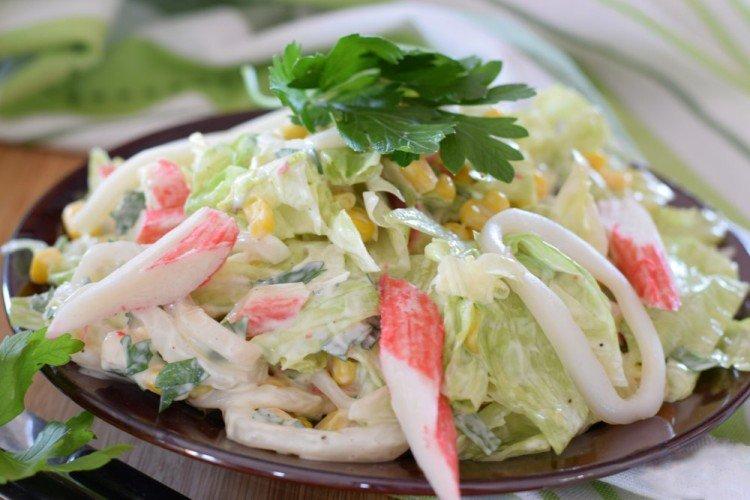 Salade de bâtonnets de crabe, chou et fruits de mer - recettes