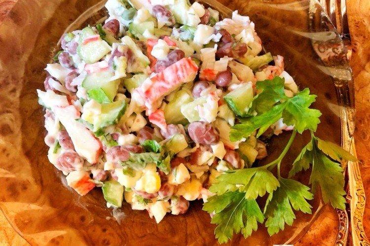 Salade aux bâtonnets de crabe, chou et haricots - recettes