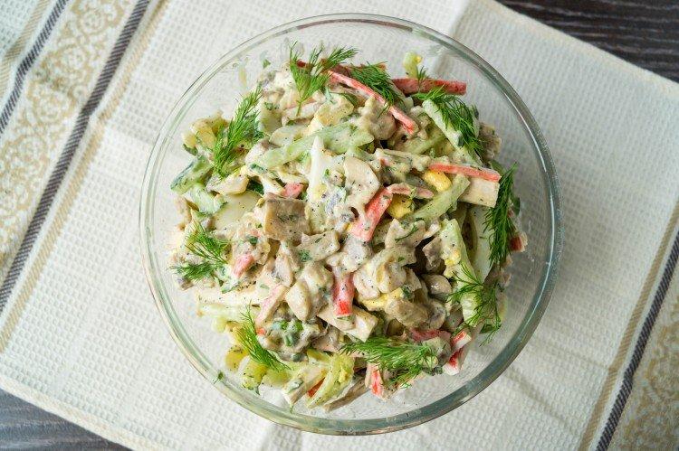 Salade aux bâtonnets de crabe, chou et champignons - recettes