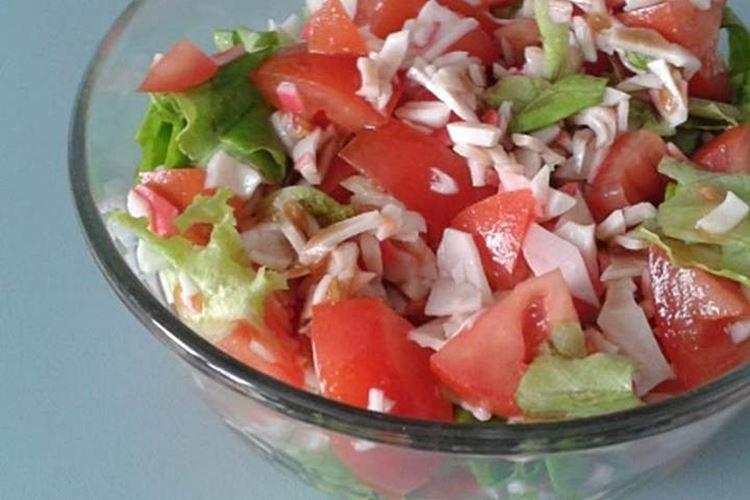 Salade légère aux bâtonnets de crabe et tomates - recettes
