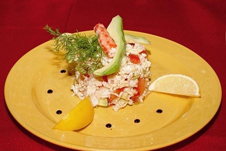 Salade aux bâtonnets de crabe, tomates et avocat - recettes