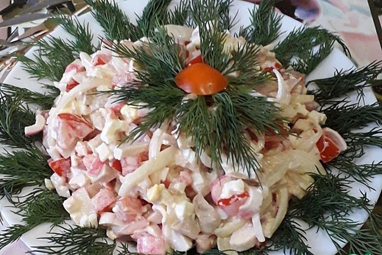 Salade aux bâtonnets de crabe, tomates et champignons - recettes