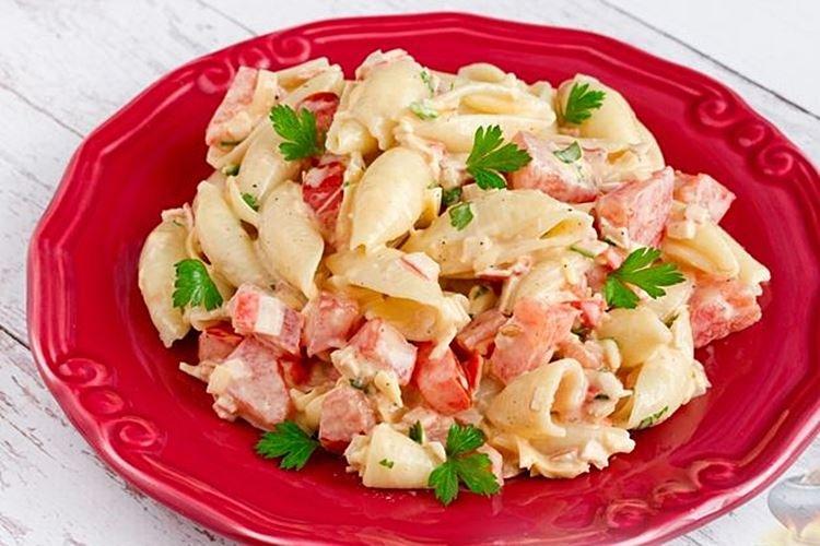 Salade aux bâtonnets de crabe, tomates et pâtes - recettes