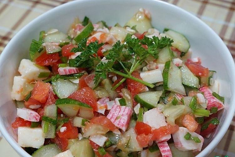 Salade de bâtonnets de crabe, tomates et oignons verts - recettes