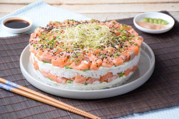Salade sans mayonnaise Sushi sur la table de fête - recettes