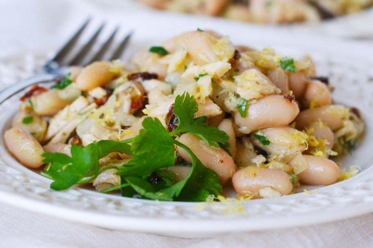 Salade aux champignons et haricots sans mayonnaise sur la table de fête - recettes