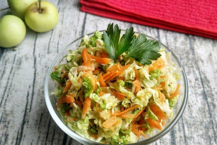 Salade d'hiver sans mayonnaise sur la table de fête - recettes