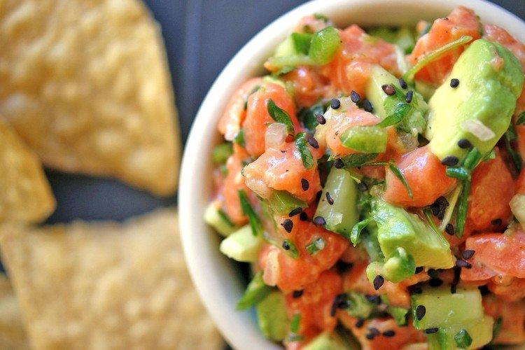 Salade de saumon et avocat sans mayonnaise sur la table de fête - recettes