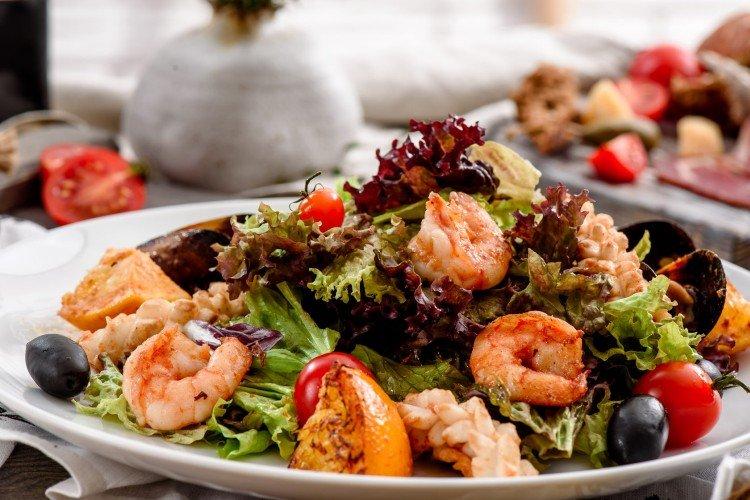 Salade sans mayonnaise Pré fleuri sur la table de fête - recettes