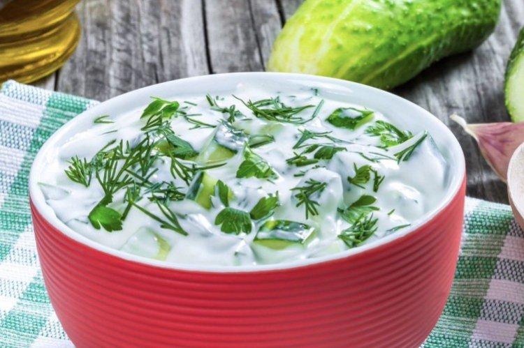 Sauce salade Jadzhik sans mayonnaise sur la table de fête - recettes