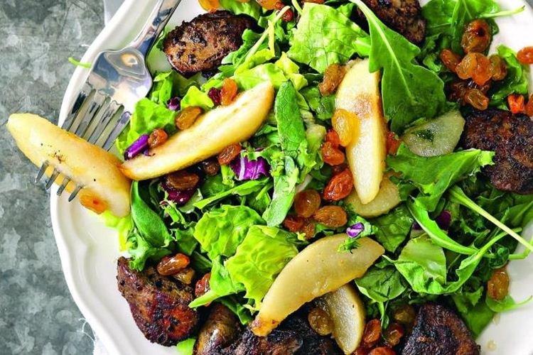Salade tiède au foie de volaille et poire - Recettes de salades sans mayonnaise