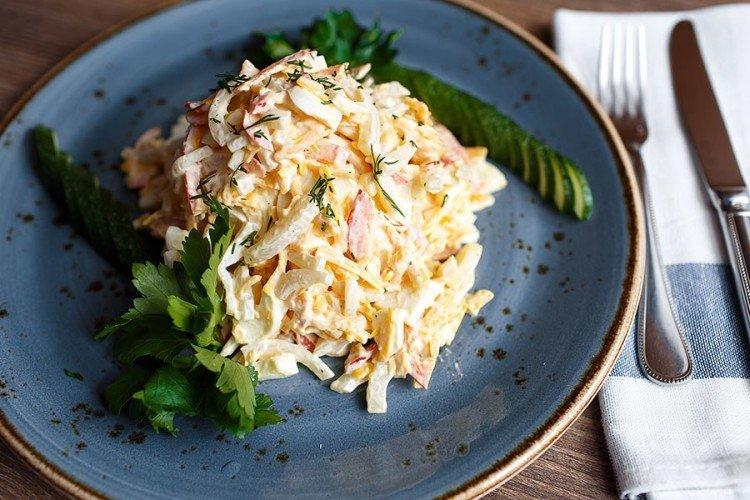 Salade de surf de mer sur une table de fête - recettes