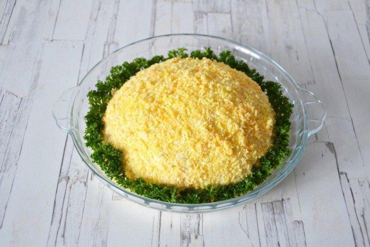 Salade de crabe sous la neige sur la table de fête - recettes