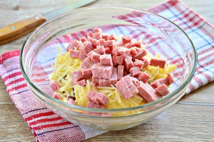Salade européenne sur la table de fête - recettes