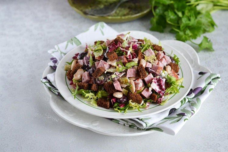 Salade aux haricots et à la saucisse bouillie - recettes