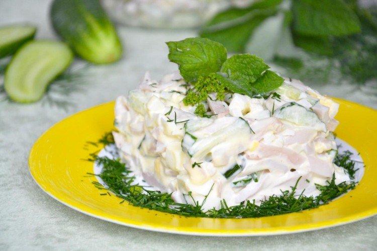Salade fraîche aux calamars, concombres et œufs - recettes