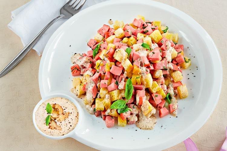 Salade de saucisse fumée, jambon et noix - recettes